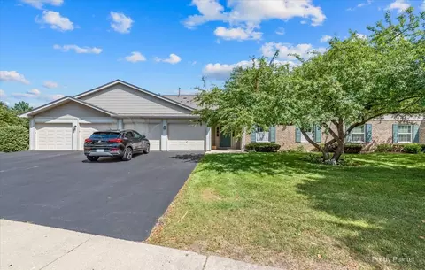 1005 Lincolnshire Ct #B, Elgin, IL 60120