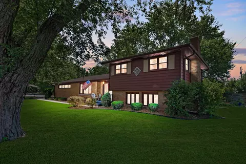 30 E Circle Dr, Saint Anne, IL 60964