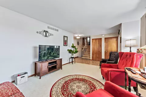 30 E Circle Dr, Saint Anne, IL 60964 photo 3