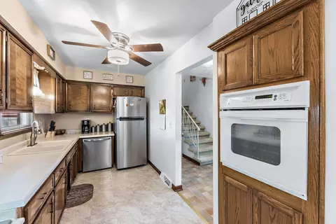 30 E Circle Dr, Saint Anne, IL 60964 photo 8