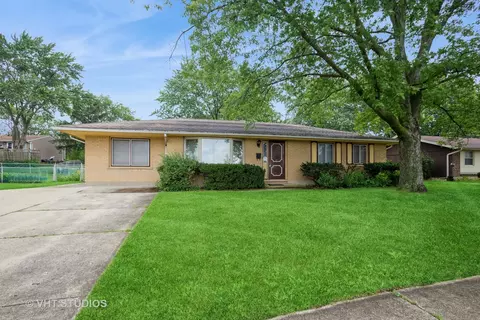 21 S Salem Dr, Schaumburg, IL 60193