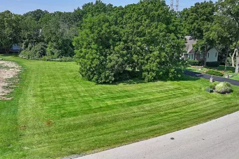 4 Calais Ct, Oakwood Hills, IL 60013
