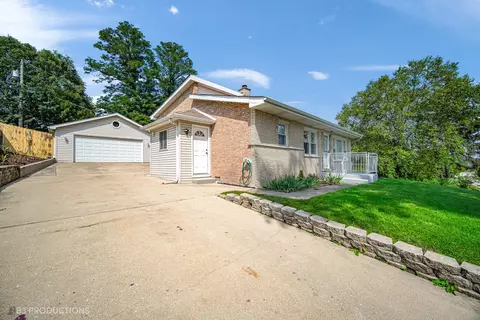 8750 S 81st Ct, Hickory Hills, IL 60457