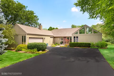 2920 Springbrook Rd, Crystal Lake, IL 60012