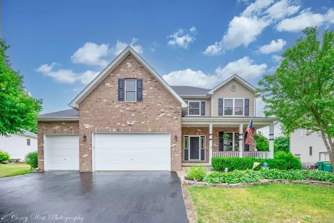 912 Wells Dr, Sycamore, IL 60178