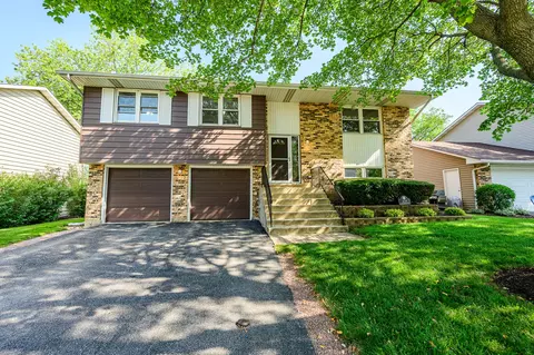 428 Fernwood Dr, Westmont, IL 60559