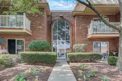 910 W Alleghany Dr #1C, Arlington Heights, IL 60004