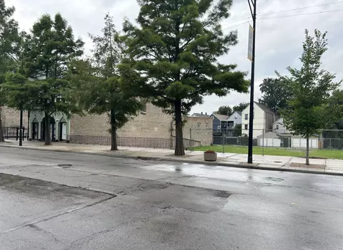 8820 S Commercial Ave, Chicago, IL 60617