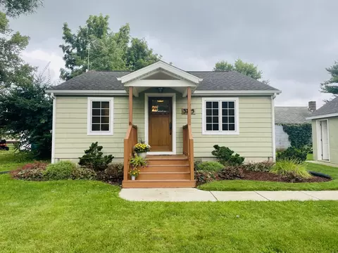 3725 W Cedar St, Dixon, IL 61021