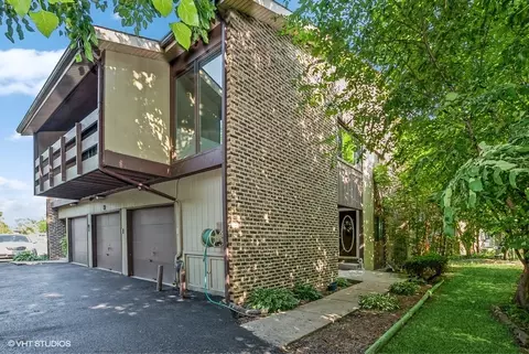 3 W Millstone Ct #C, Palos Hills, IL 60465