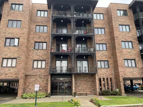 9355 Landings Ln #203, Des Plaines, IL 60016