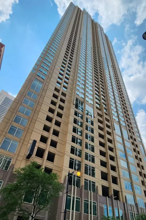 33 W Ontario St #P10-N01, Chicago, IL 60654