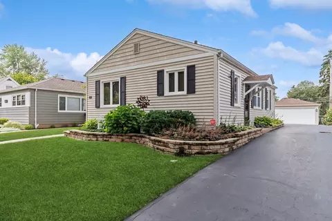 818 N Kennicott Ave, Arlington Heights, IL 60004