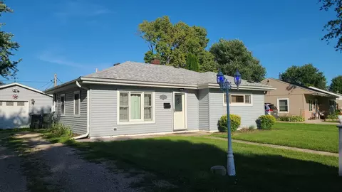 1204 Harvey Dr, Sterling, IL 61081