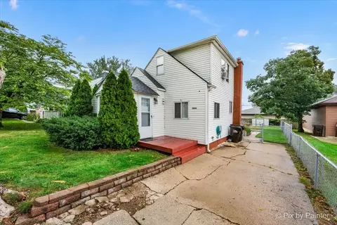 5006 Parkview Ave, Mccullom Lake, IL 60050