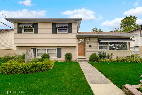 720 Waikiki Dr, Des Plaines, IL 60016