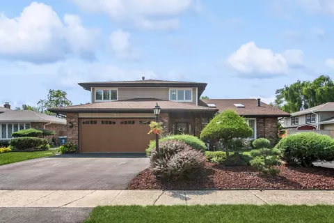 8625 W Sun Valley Dr, Palos Hills, IL 60465