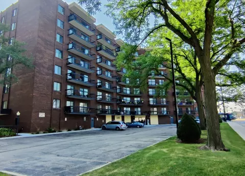 711 S River Rd #504, Des Plaines, IL 60016