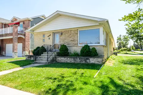 9997 Eden Dr, Schiller Park, IL 60176