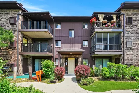 63 W 64th St W #301, Westmont, IL 60559