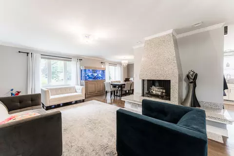 1004 E Golfhurst Ave, Mount Prospect, IL 60056 photo 2