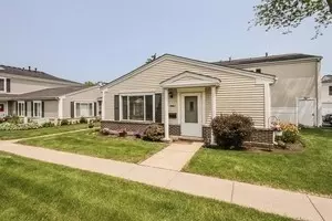1571 Quaker Ln #108, Prospect Heights, IL 60070