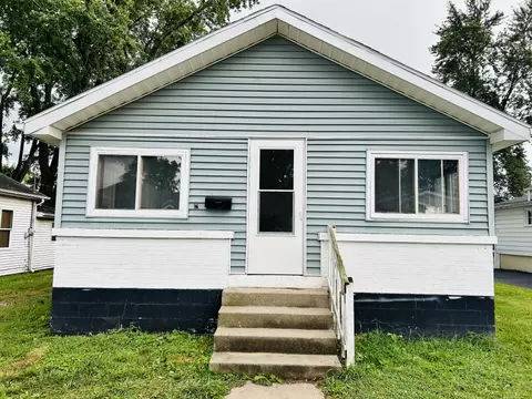 814 E Webster St, Clinton, IL 61727