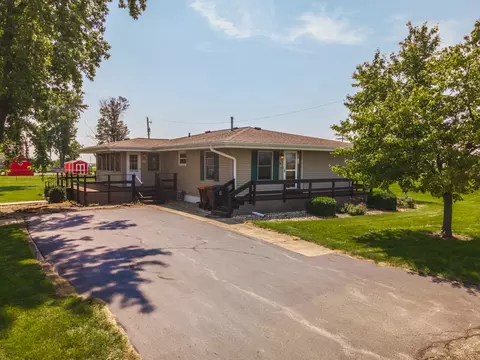 100 Maple St, Wapella, IL 61777