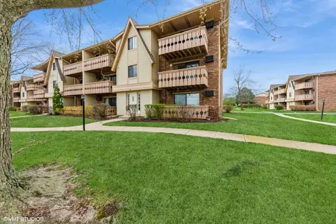 4 Parkside Ct #8, Vernon Hills, IL 60061