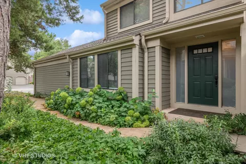 393 White Oak Ln, Lake Barrington, IL 60010