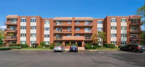 2066 Saint Johns Ave #201, Highland Park, IL 60035