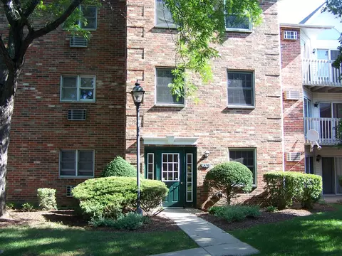 4301 Shamrock Ln #2F, Mchenry, IL 60050