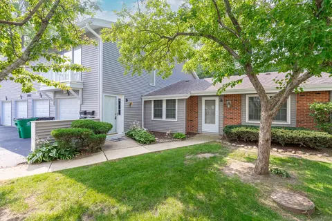 202 Emerson Ct #D, Bloomingdale, IL 60108