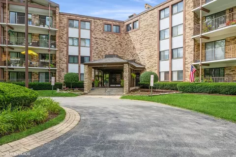 250 W Parliament Pl #107, Mount Prospect, IL 60056
