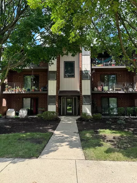 1227 Chalet Rd #301, Naperville, IL 60563