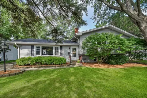 929 Emerald Dr, Naperville, IL 60540