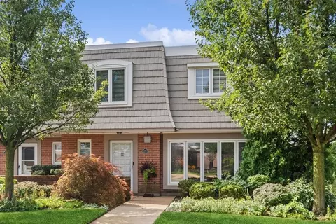 1450 Chantilly Blvd, Highland Park, IL 60035