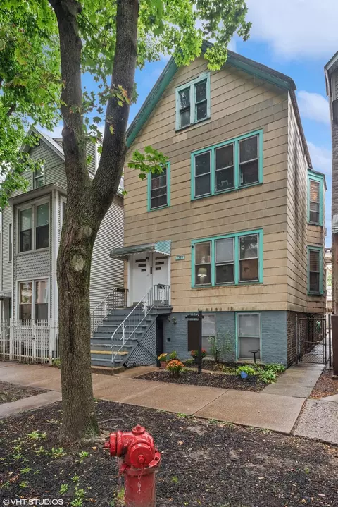 1738 W Roscoe St, Chicago, IL 60657
