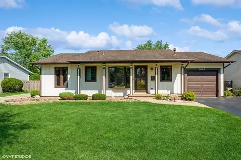 1049 Grissom Trl, Elk Grove Village, IL 60007
