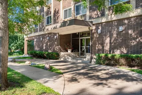 222 N Grove Ave #3A, Oak Park, IL 60302