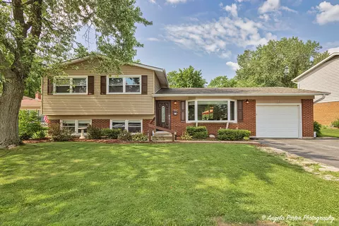 233 W Tanglewood Dr, Arlington Heights, IL 60004