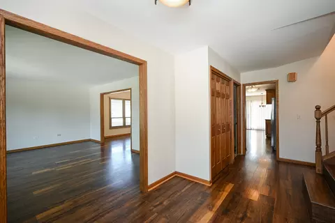 2255 Appleby Dr, Wheaton, IL 60189 photo 4