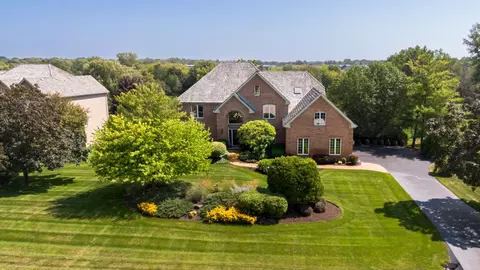 10 Middletree Ln, Hawthorn Woods, IL 60047