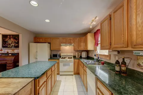 238 Lakeview Ct, Steger, IL 60475 photo 8