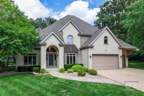 277 Long Oak Dr, West Chicago, IL 60185