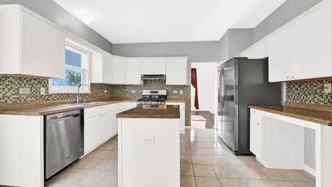 557 Donna Ave, Aurora, IL 60505 photo 13