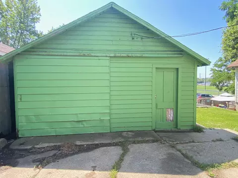 330 W Everett St, Dixon, IL 61021 photo 2