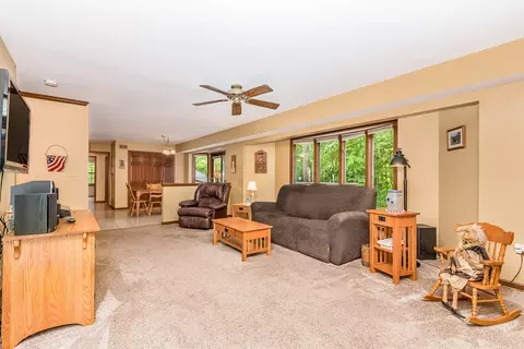 52 Chippewa Dr, Oswego, IL 60543 photo 4