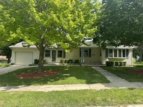 1437 Winter Dr, Freeport, IL 61032
