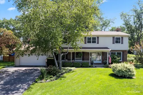 48 Woodland Hills Rd, Batavia, IL 60510